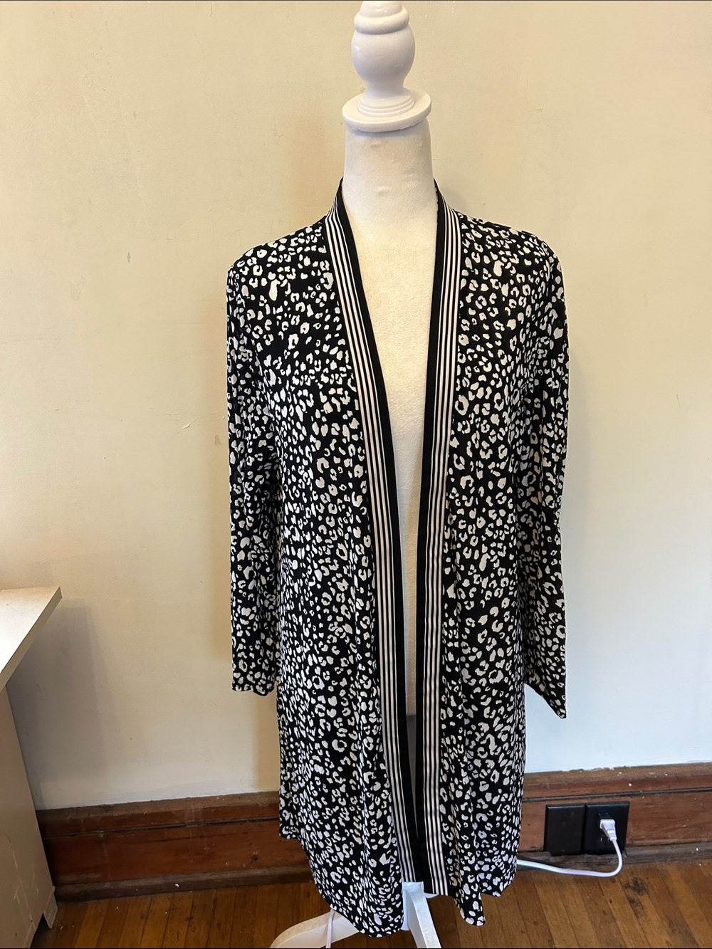 Nygard Black and White Print Open Long Cardigan Size M EUC